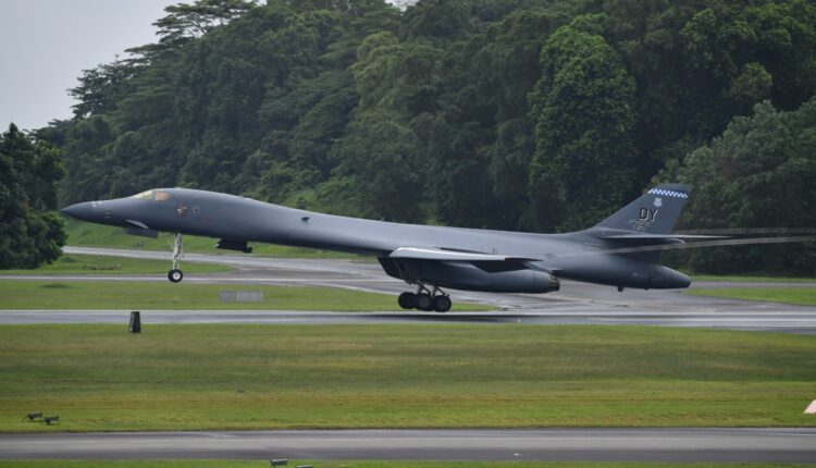 Pesawat Pengebom Strategik B-1B Lancer Amerika Syarikat Berada Di ...