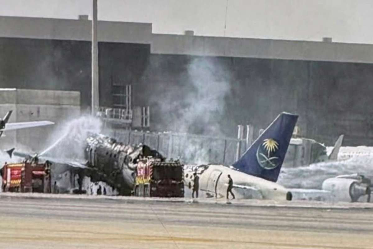[VIDEO] Riyadh Airport Hit Again, Testing Saudi Air Defence as Yemen ...